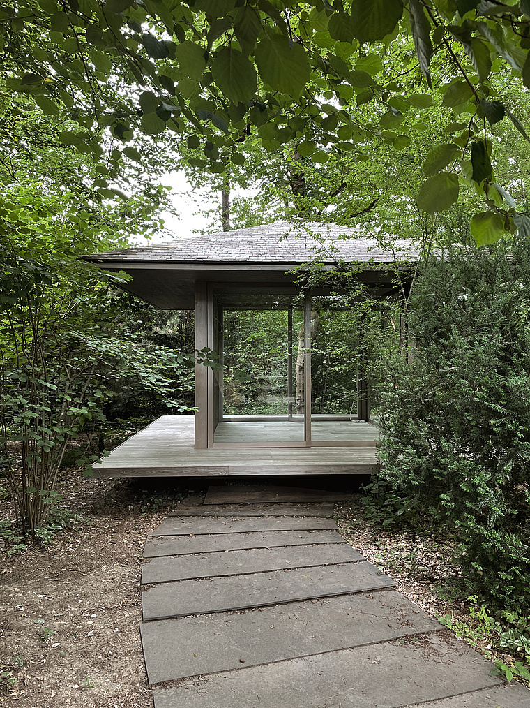 Teehaus im Wald mit Zugang