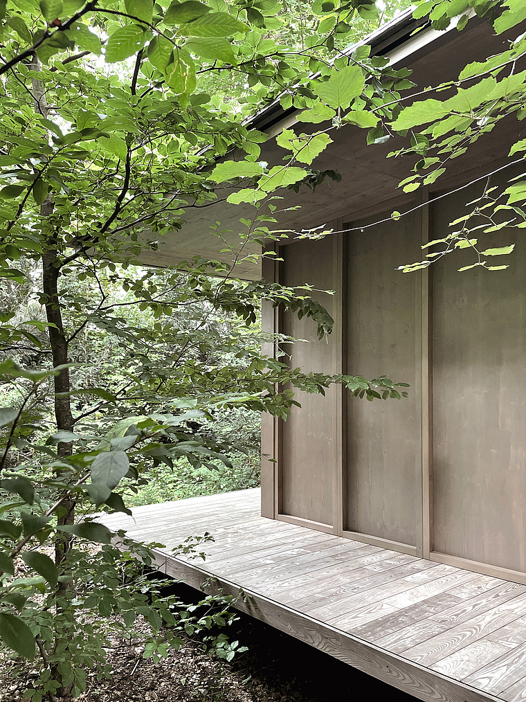 Teehaus im Wald zwischen den Bäumen